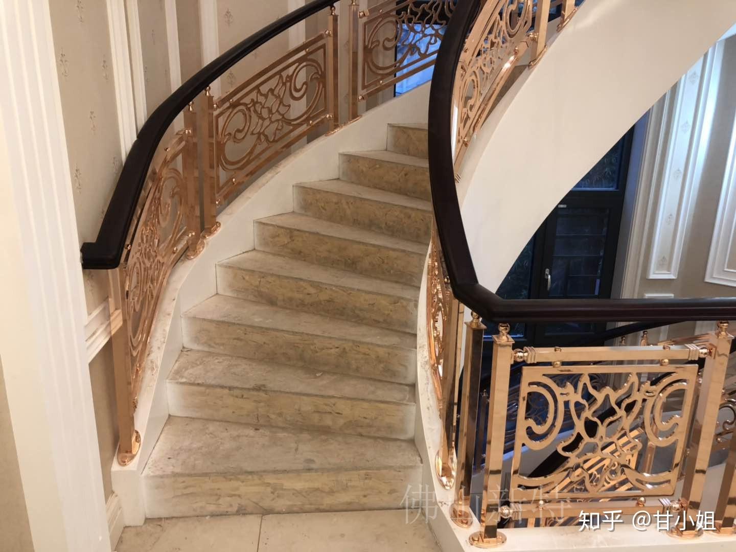 原来别墅里都流行安装这款金灿灿的铜楼梯