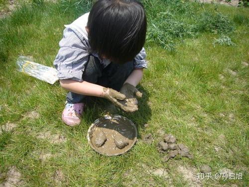 为什么小孩子喜欢玩泥土呢