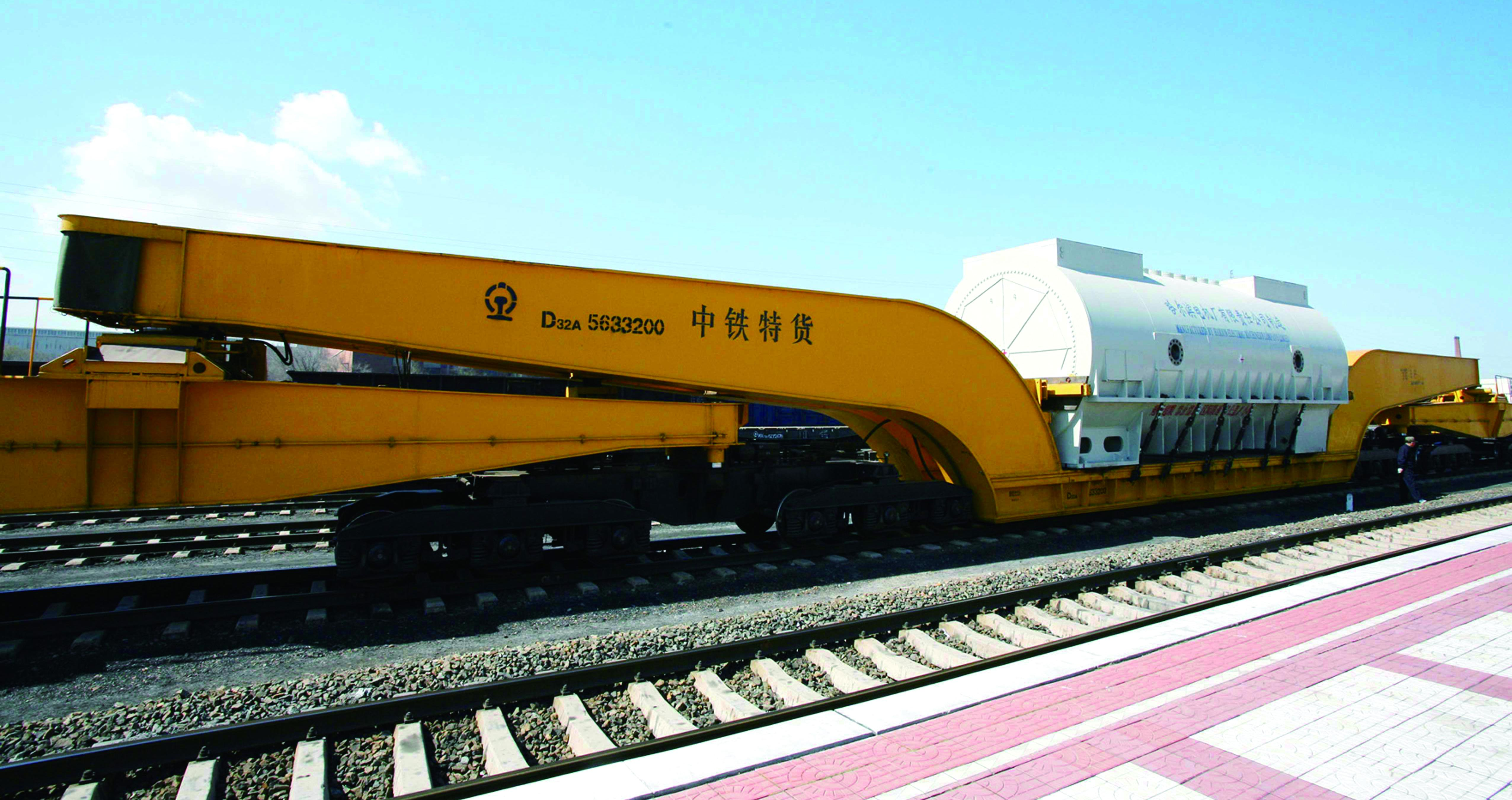 供旅客乘坐的车辆主要有硬座车,软座车,硬卧车,软卧车及双层车等.