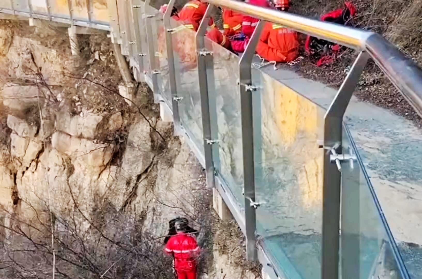 河北一废弃玻璃桥碎裂,女子直接走进悬崖,玻璃桥真的要好好管了