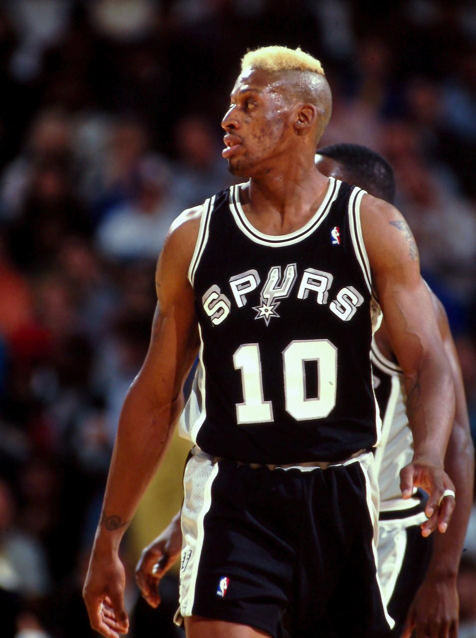 历史上的今天:罗德曼抓下32个篮板 创造马刺队史篮板纪录