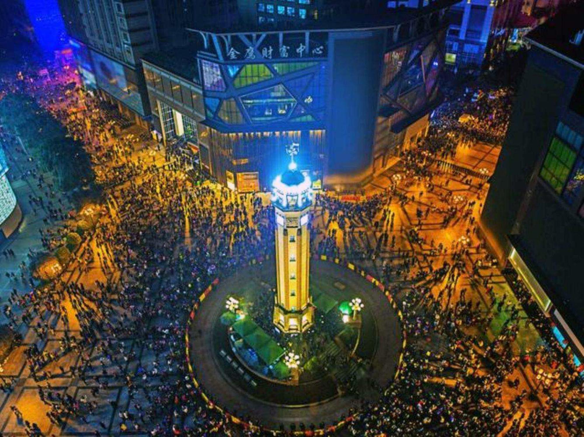 重庆观音桥热闹非凡小吃街里每天人声鼎沸