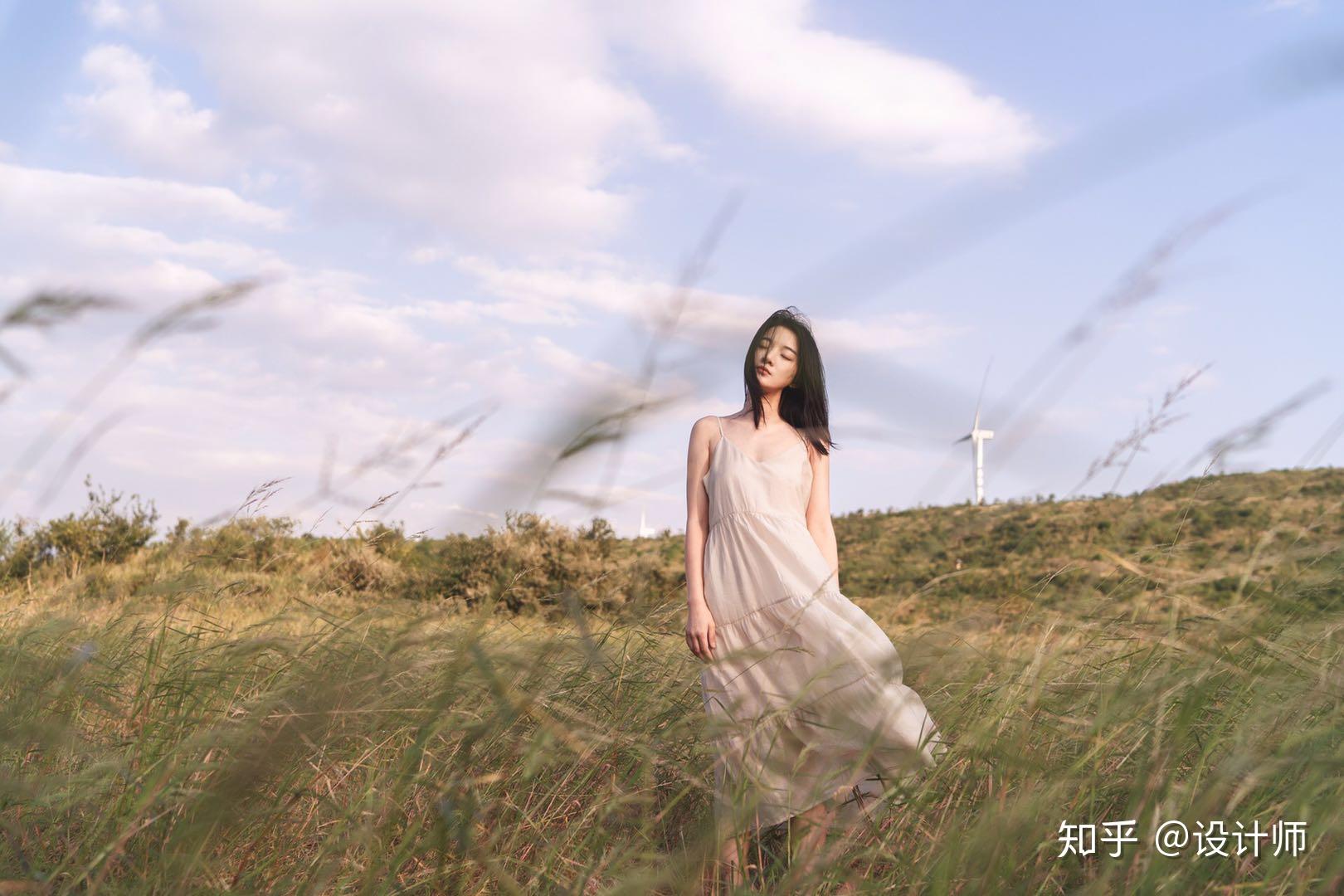 如果是以中景拍摄人像,在构图时可以搭配上前景虚化的技巧,参考下面的