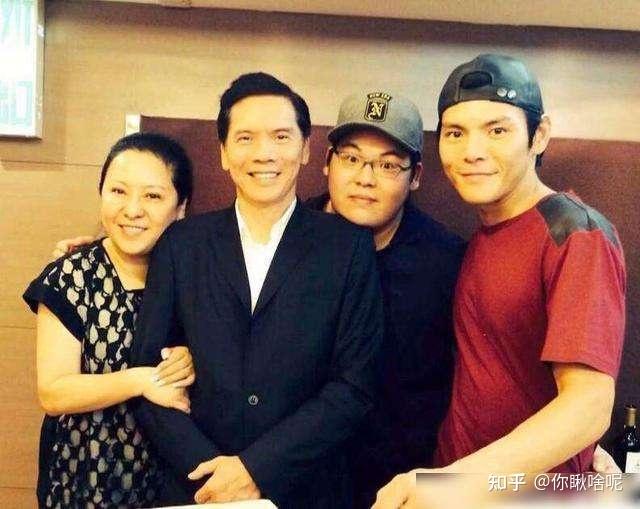 向佑：我爸是向华强，我哥是向佐，我在没有父爱的环境下带泪成长 - 知乎
