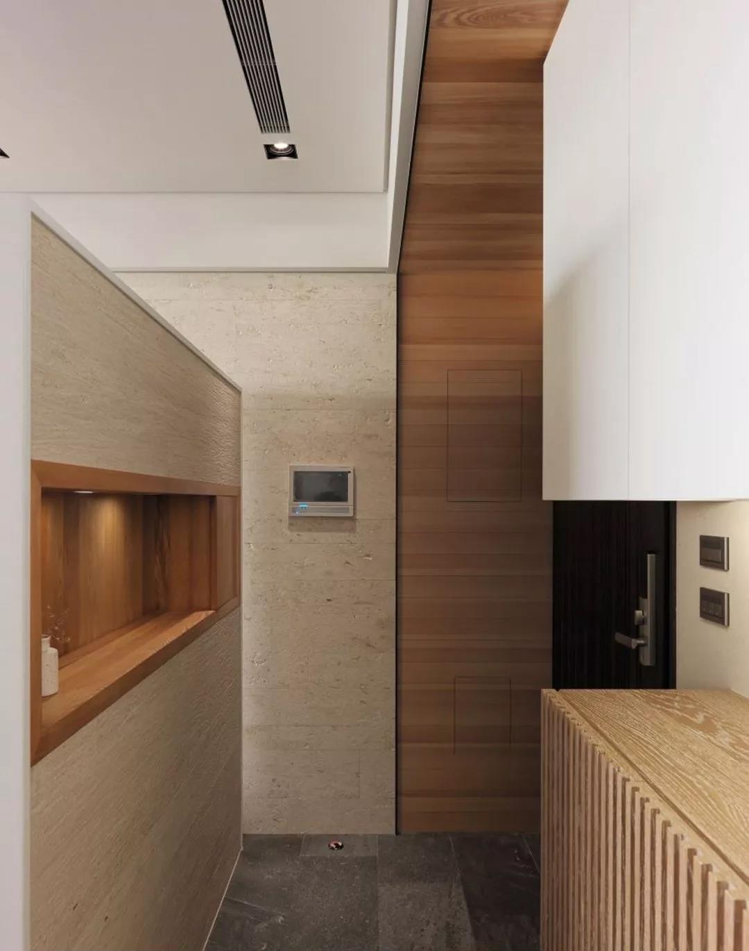 08 ▼考量到玄关会与钢琴房相邻,鞋柜顺势做成l型设计,扩增足够的的