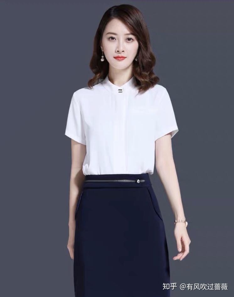 男生穿正装时,要系好领带,梳好适合自己的发型,整理好面容正装给人的