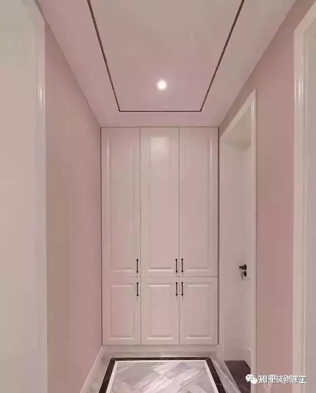 也是一种装饰,常见于中式风装修中线条勾勒03▲石膏线四周勾勒,不做