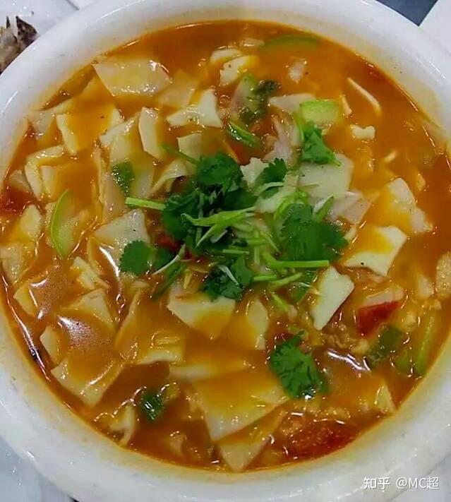 切成长条,抹上清油存放,吃时揪成指甲盖大小的面片,煮熟后搭配羊肉