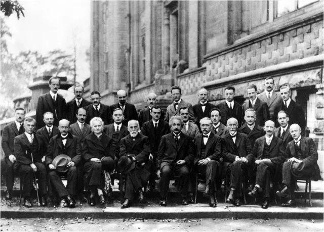 布鲁塞尔第五届索尔维物理会议与会者合影(取自网络)前排左起:朗缪尔
