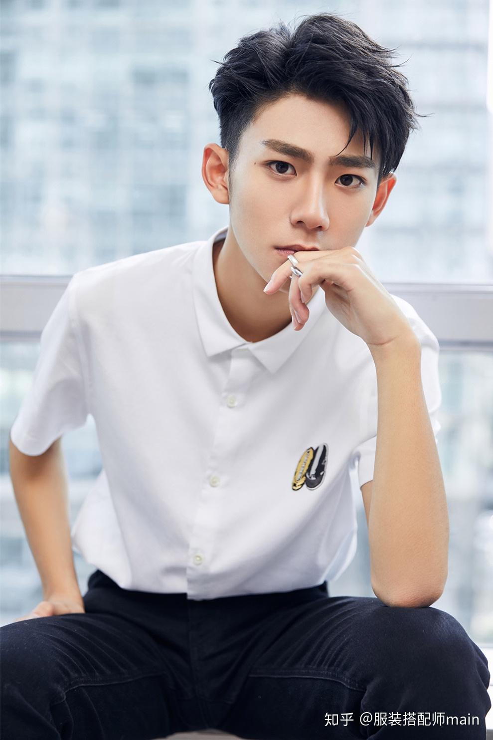 18岁刘家祎私服清爽帅气,不戴眼镜好高冷,跟林磊儿