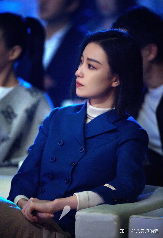 倪妮出席晚会穿蓝色西服套装展现知性优雅神仙落泪上热搜了