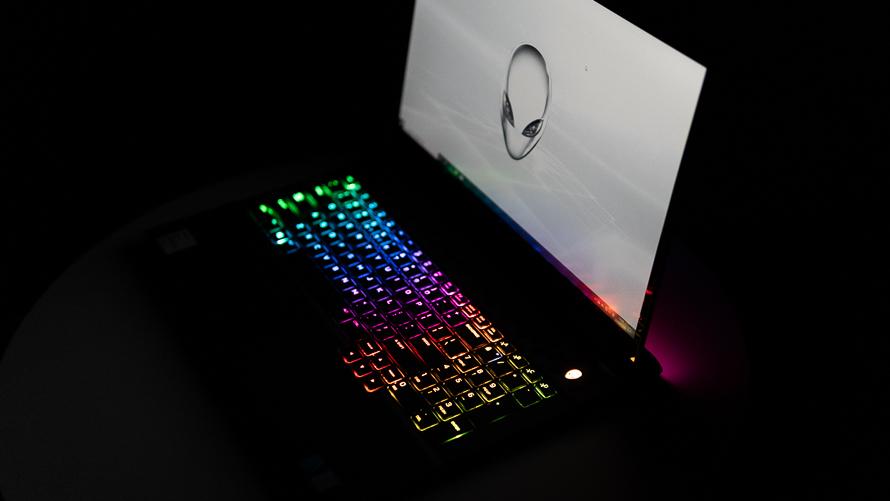 外星人ALIENWARE M17 R2评测:它变强了 也变薄了 - 知乎