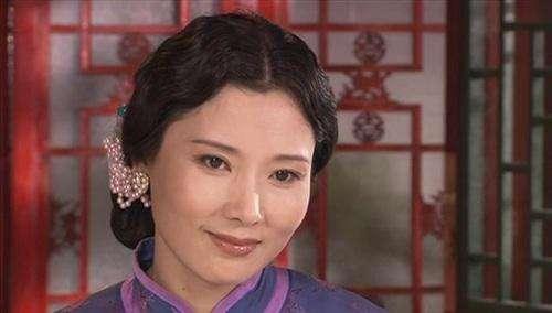 印象最深刻的是斯琴高娃扮演的二奶奶过世,留下遗言不准她戴孝,她绝望