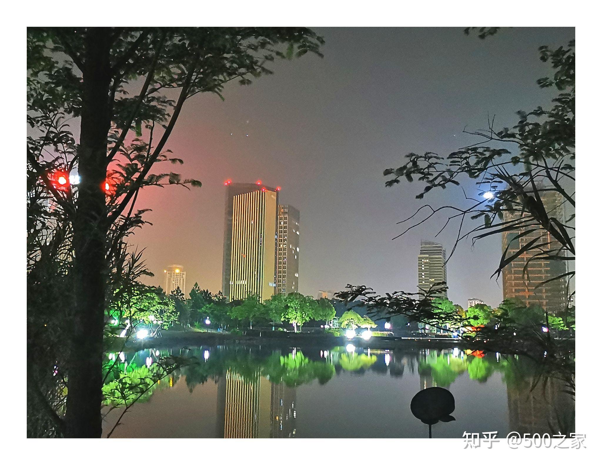 公园里的夜景很美 - 知乎