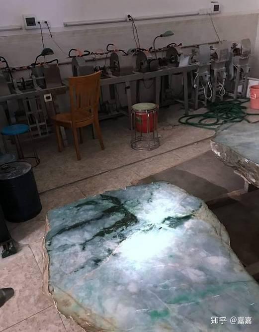 26吨春带彩大料最后只开出一只手镯货主哭瞎