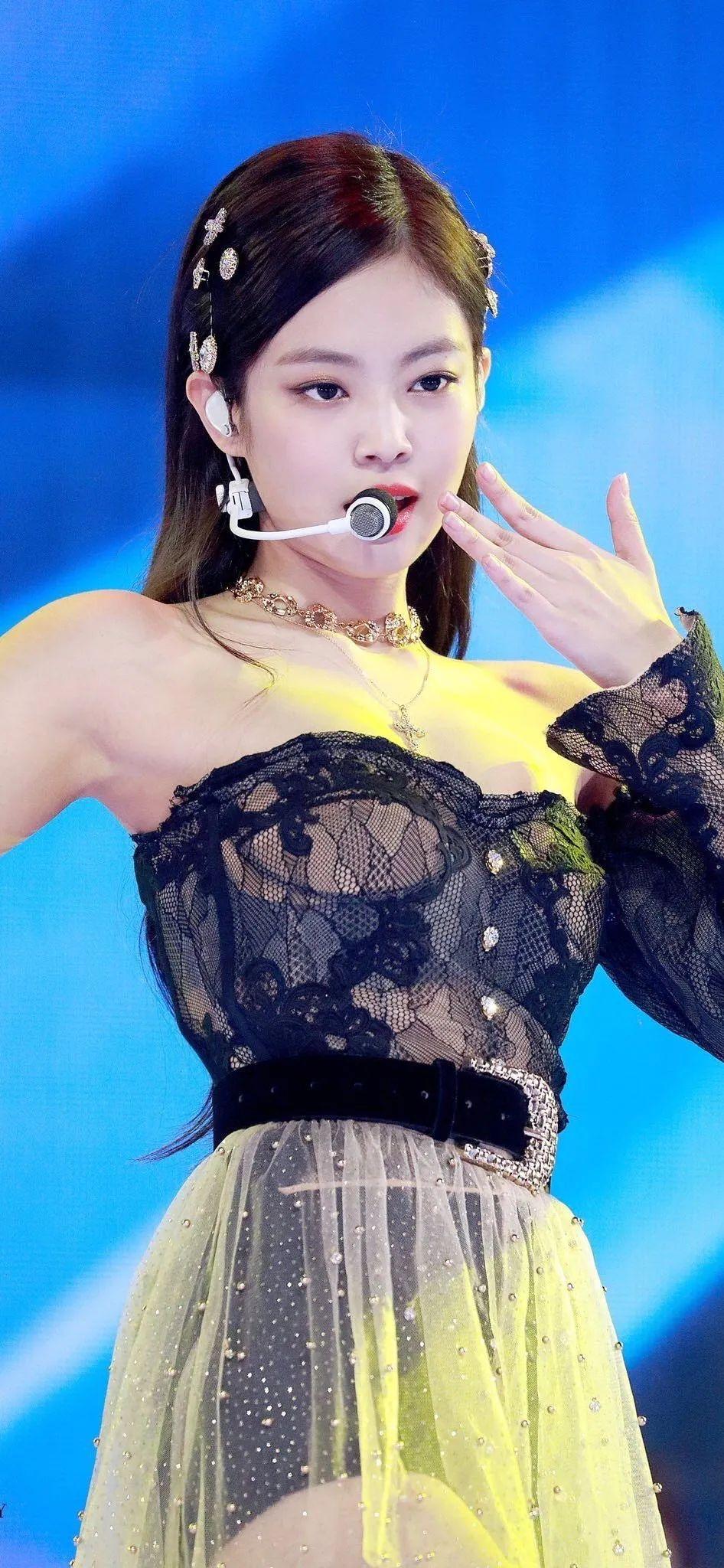 我求问问姐妹们有没有jennie的无水印的舞台照和打啵j的啊