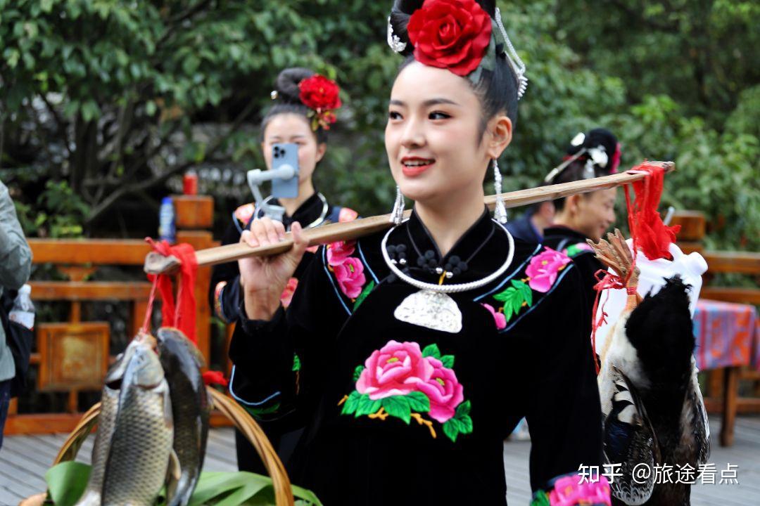 抓鱼,斗鸡,斗牛等活动除了有杀猪,杀鸡,宰鸭苗年民俗活动很丰富时间