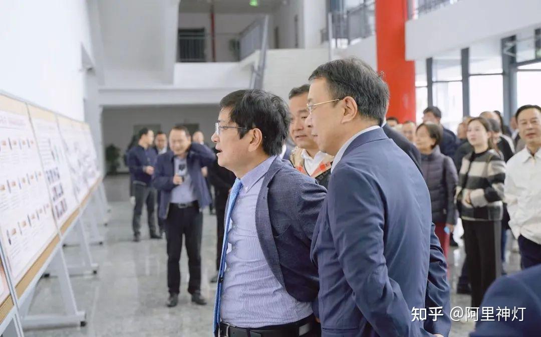 网红教授郑强向江西泰和中学募资捐赠100万