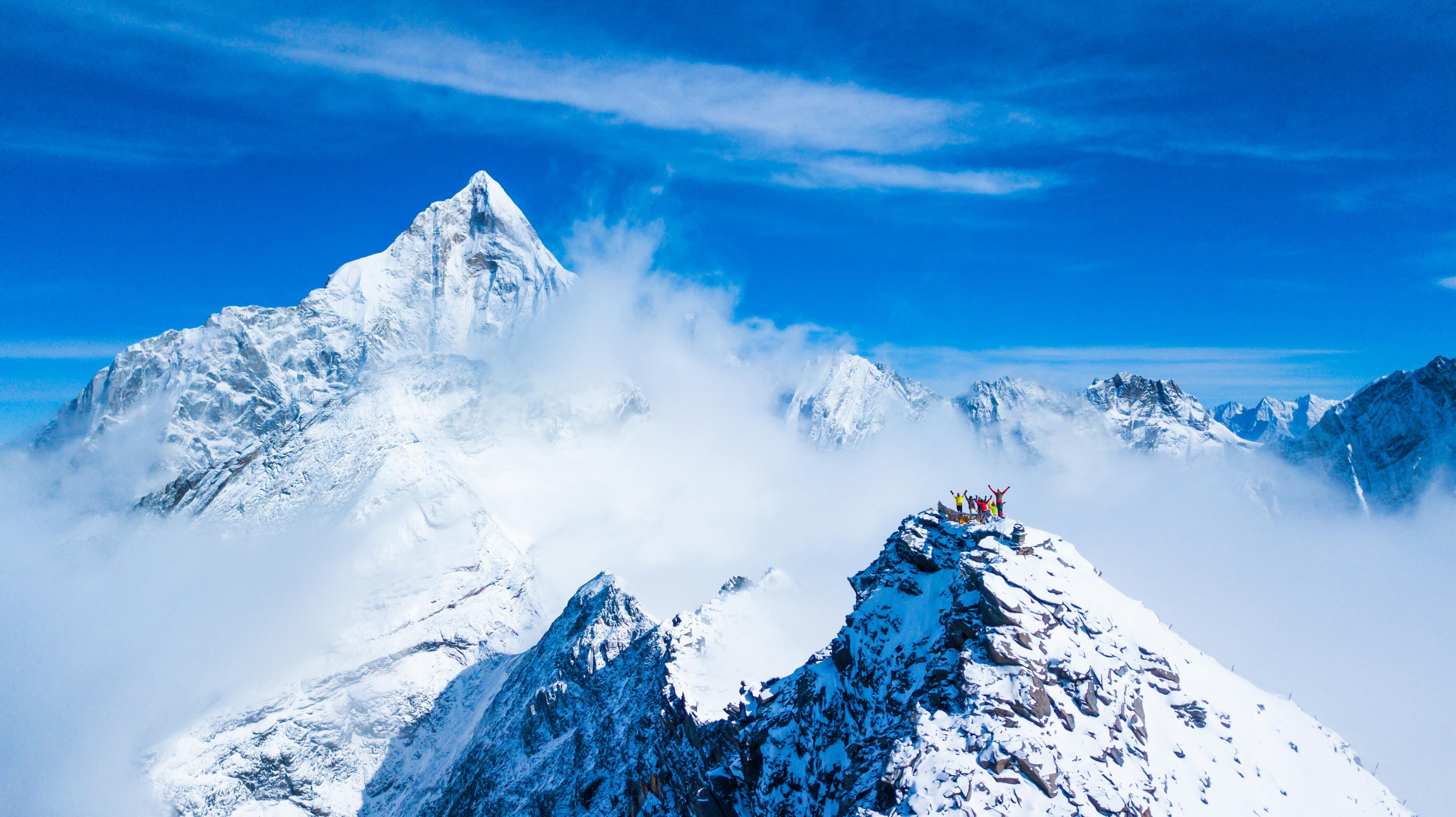 春天的雪山