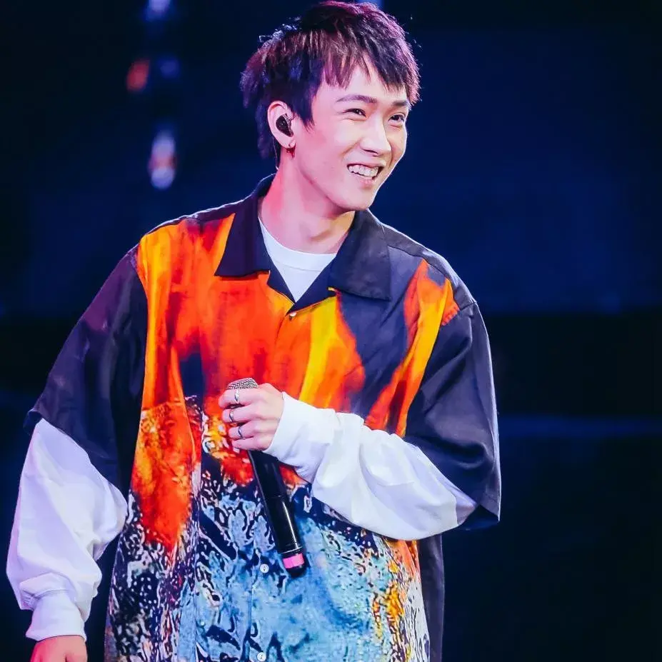 你是喜欢长得帅歌难听的tt还是长得丑歌好听的knowknow