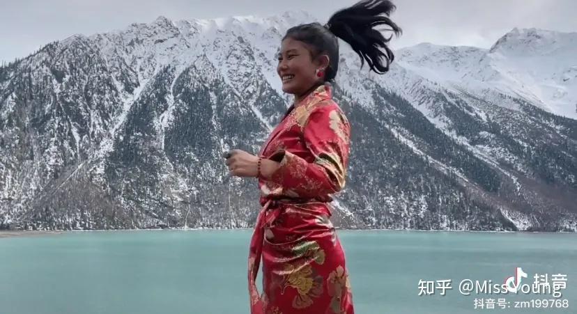 又一个被央视点名的网红?拍个土味视频就带全村脱贫致富,还被夸美若西施(央视走村直播看脱贫主持人)