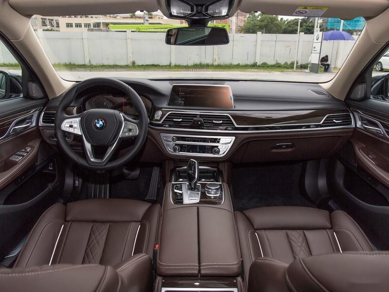 2022款宝马7系在外观以及内饰的设计方面均维持了现款车型的设定,仅