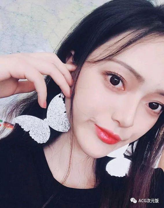 lol厂长和uzi都喜欢嫩模网友还是pdd笑笑的女友正常点