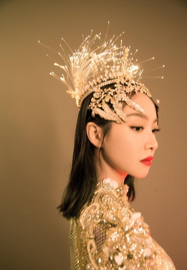 宋茜金鹰女神礼服重30斤头戴王冠身披霞服效果端庄典雅名门泽佳