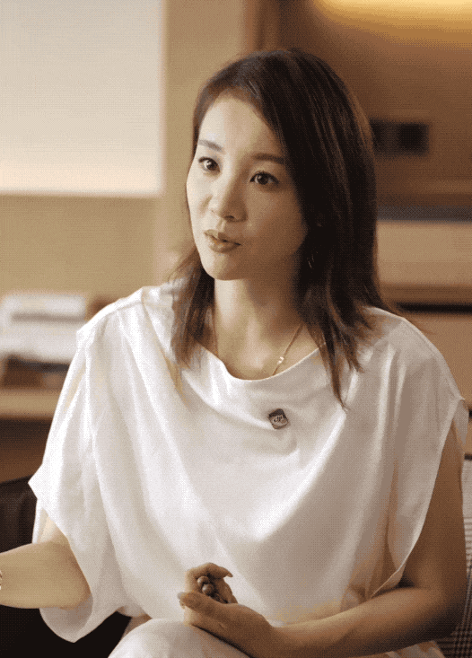 她26岁闪婚明星陈龙，为爱隐退近10年，如今强势归来 - 知乎