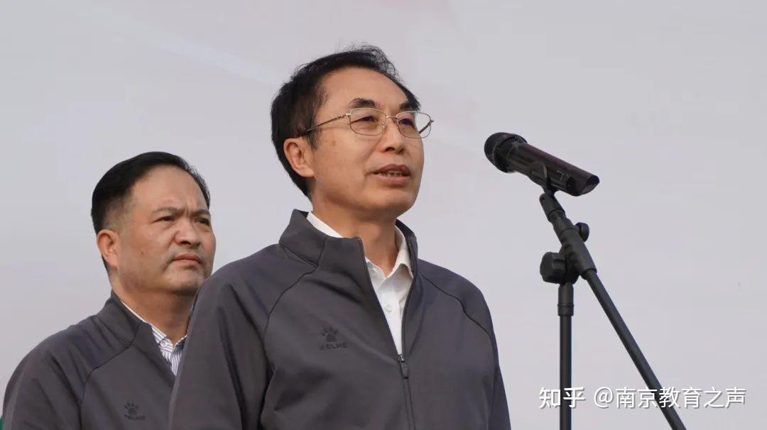省学生体育协会会长,省教育厅二级巡视员李金泉宣布江苏省职业学校第