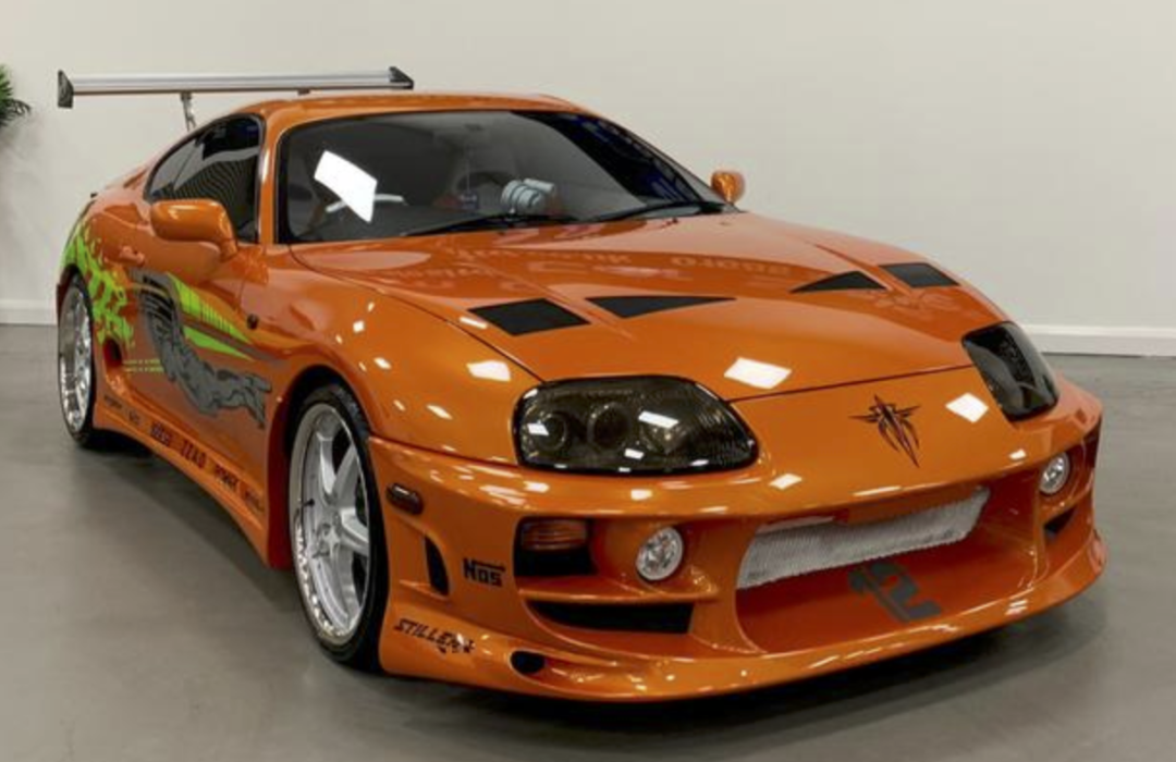 丰田supra首先不得不说的是日产gt-r,在《速度与激情2》中一台skyline