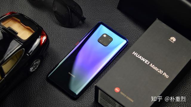先聊聊华为mate 20 pro的外观设计,一直以来,曲面屏的出现往往伴随着