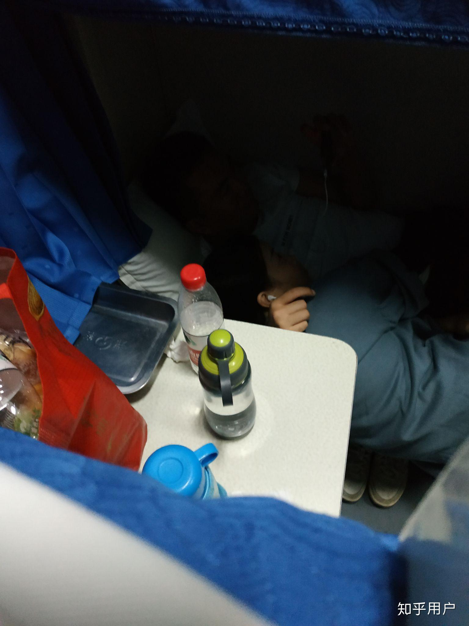 如何看待情侣火车卧铺睡一张床上