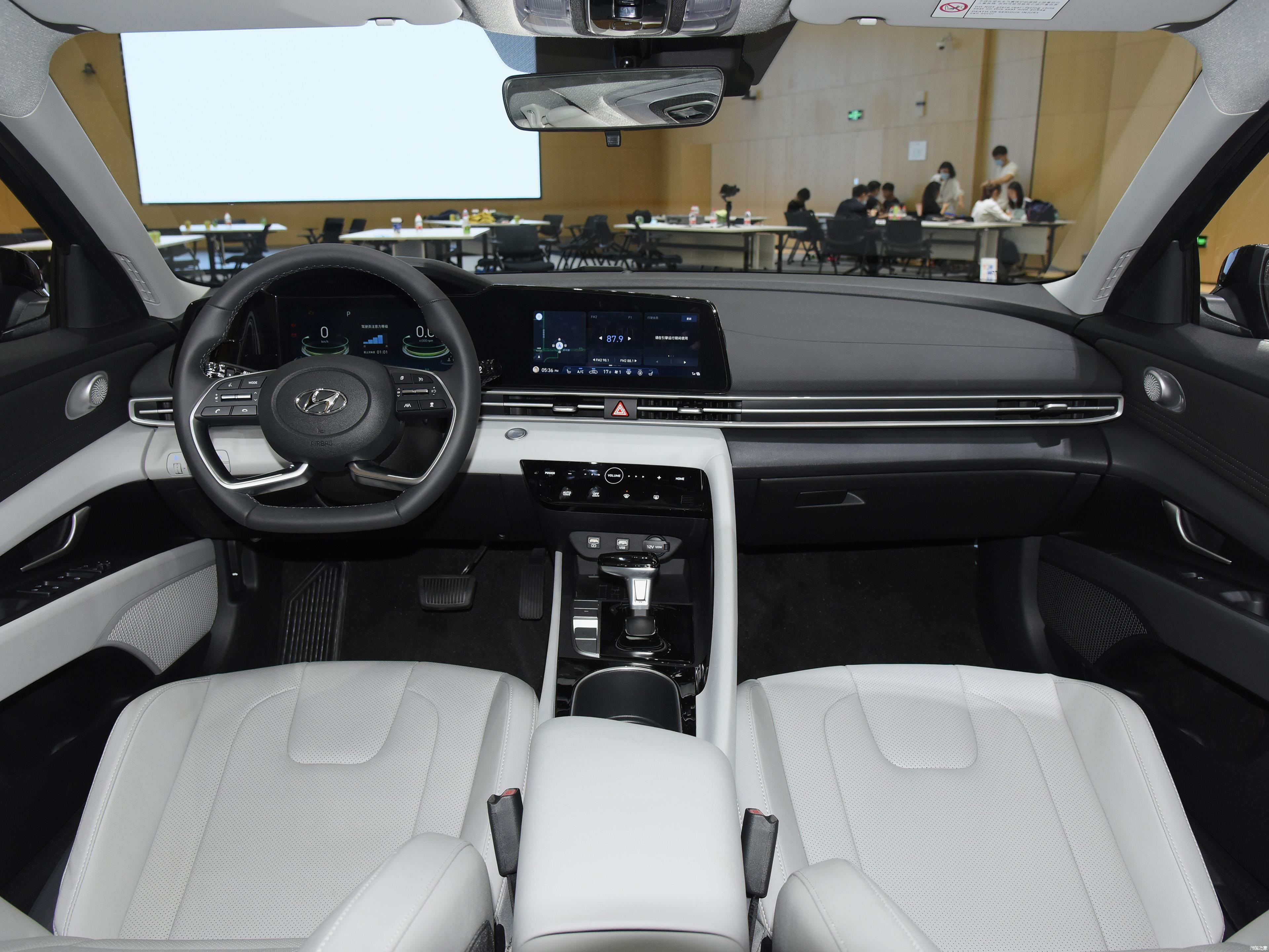 现代伊兰特图片大全 v2-7e0c94bfc9e3232537a6819f43d5229d_r.jpg