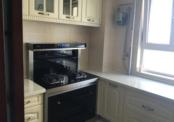 侧吸式集成灶的吸油烟的方式从下沉式改为侧吸下排式,油烟经过侧面的