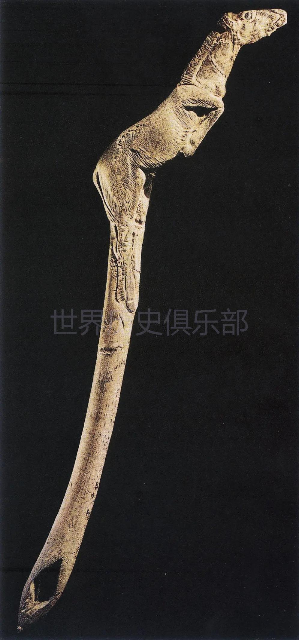 例如这个奔马造型的投矛器,马头造型和投矛器融合在一起.