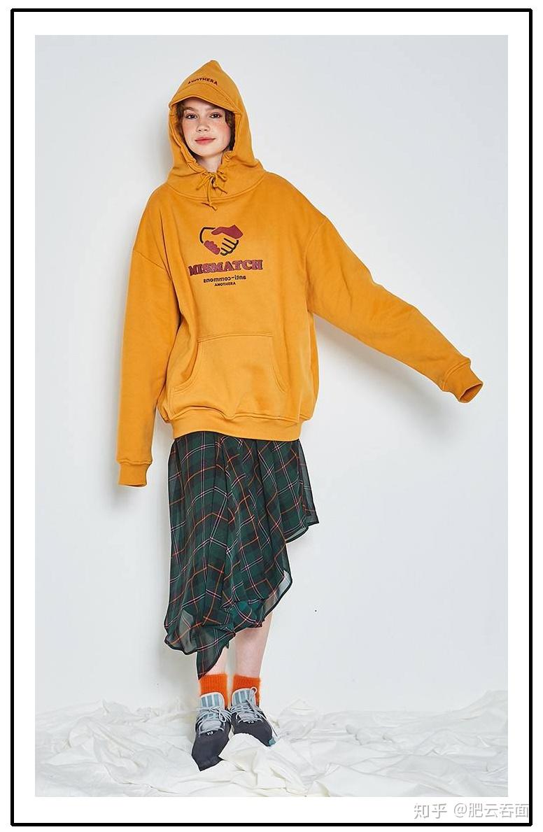 鞋底很妙,有一条细细的橘色边,又和袜子呼应,好绝的搭配!