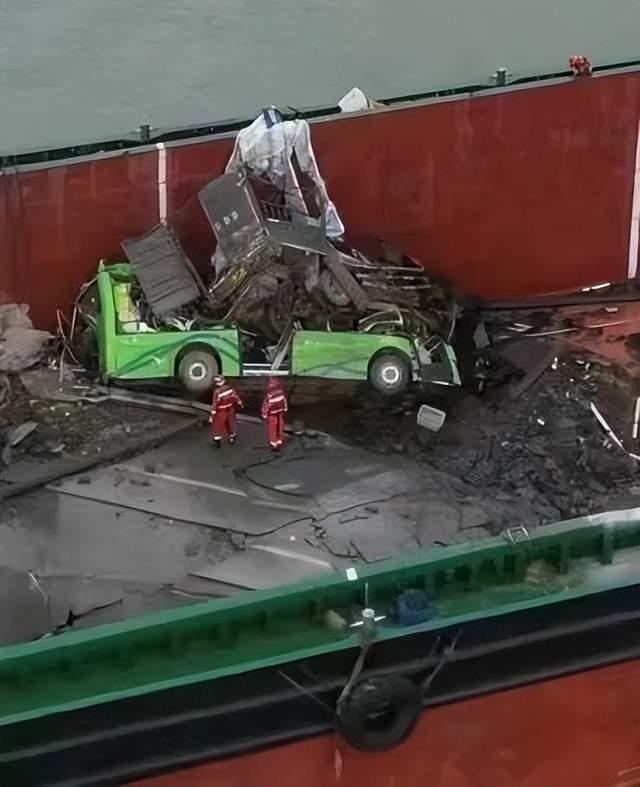 突发事故一集装箱船撞断广州沥心沙大桥公交坠落司机失联