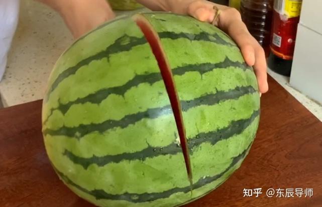 夏天怎么挑选好西瓜,记住这4招让你轻松挑到好瓜插图55 夏天怎么挑选好西瓜,记住这4招让你轻松挑到好瓜插图55