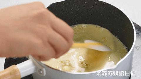 把热好的牛奶,一边搅拌一边倒入蛋黄糊中,搅拌均匀,再倒回锅中,小火