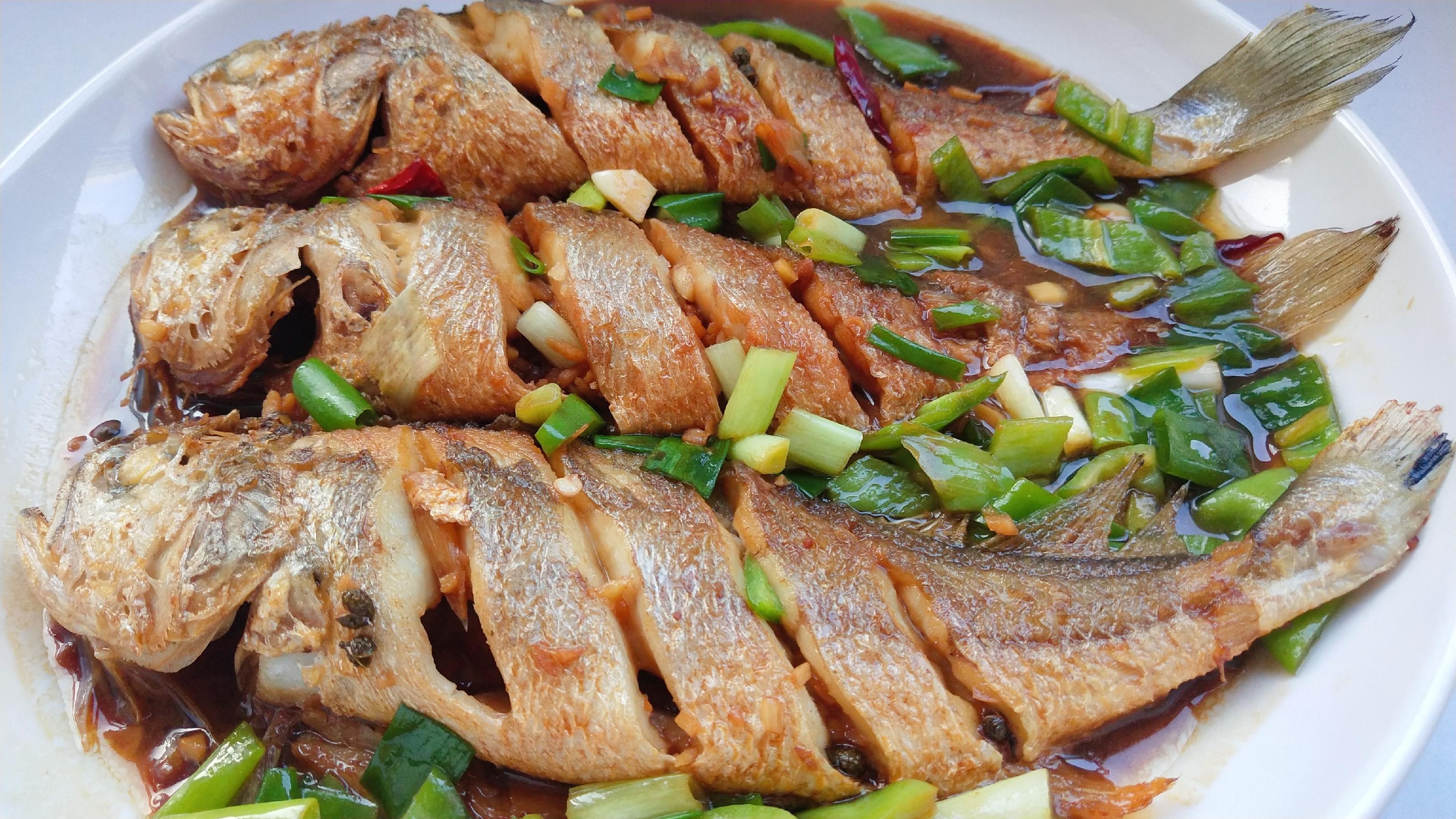 黄花鱼往锅里一扔肉嫩鲜香无腥味蘸料汁就能吃仨馒头