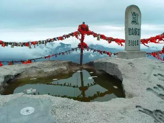 华山南峰绝顶仰天池