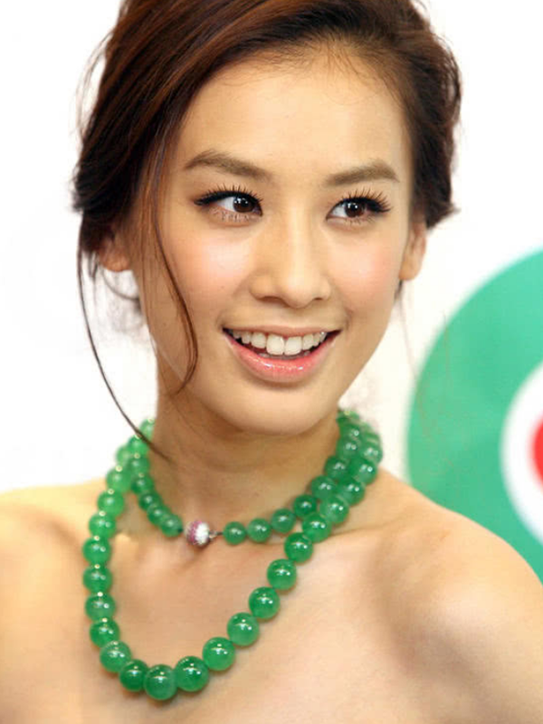 黄圣依现身活动脖子上的亿万绝世翡翠引爆全场镁光灯却引来网友热议配