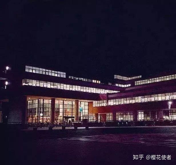 筑波大学图书馆虽然多次装修,东大图书馆仍保持顶部天花板与支柱的