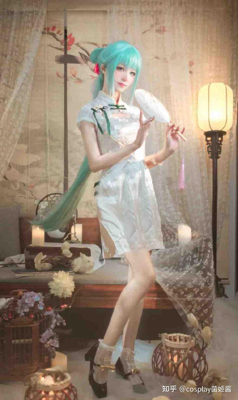 cos:初音未来中国风,白丝绸缎面的修身旗袍完美演绎了含蓄内敛的魅力,动静之间都藏着一份特有的温柔 - 知乎