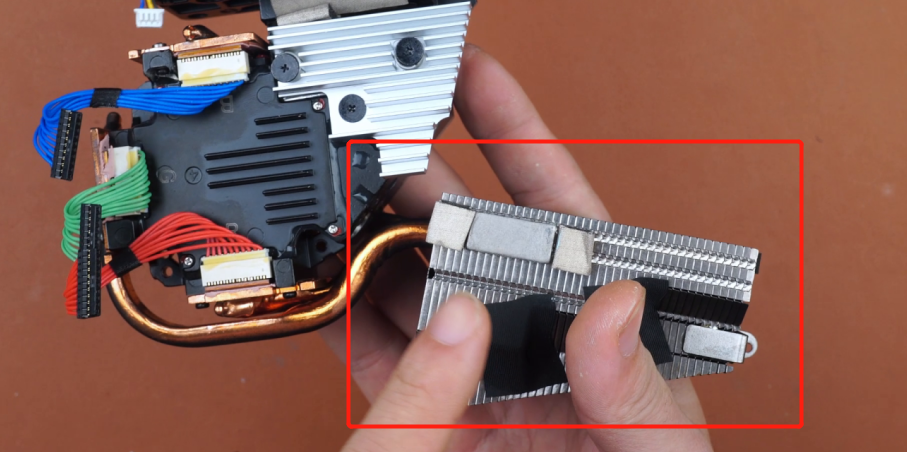 铝合金材质,塑形好导热快,做成这种样式,相对直接一块金属面板的设计