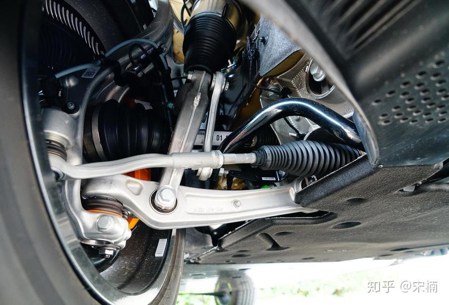 奥迪e-tron前采用双a臂独立架构,包括转向节在内的全部悬架分系统,都