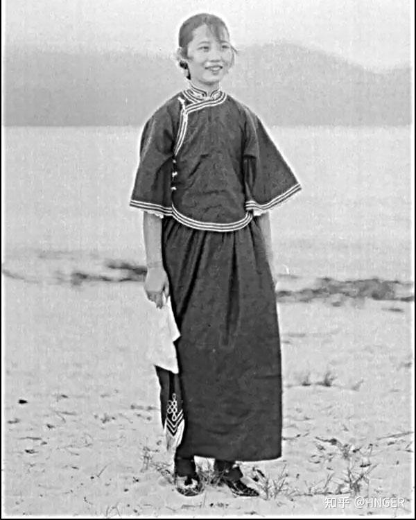 1910年代照片进入民国后,因为思想解放,加上受到西式服装的影响,除了