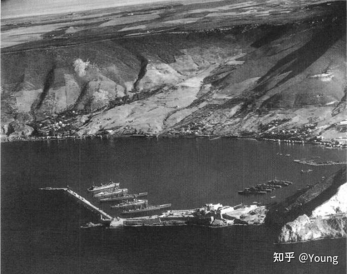 图14:弩炮行动前拍摄的米尔斯克比尔港内驻泊的法国海军舰队除此之外