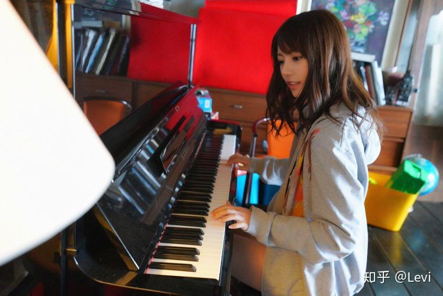 这位美丽得如同仙子的枫老师,她带着一股成熟的知性美,淡淡娇羞,素雅